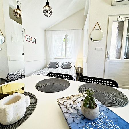 Studio Apartment Matoni Postira Exterior foto